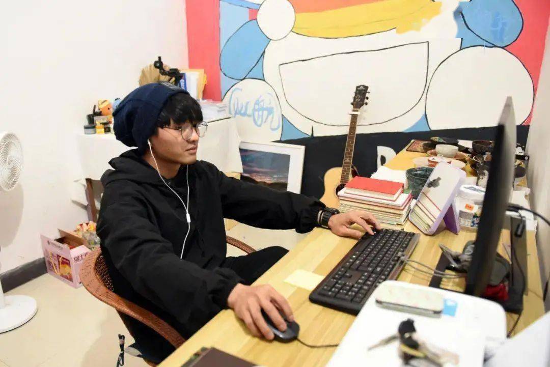 95后男孩把农村奶奶拍成"国际超模",央媒点赞:太硬核了_李启航