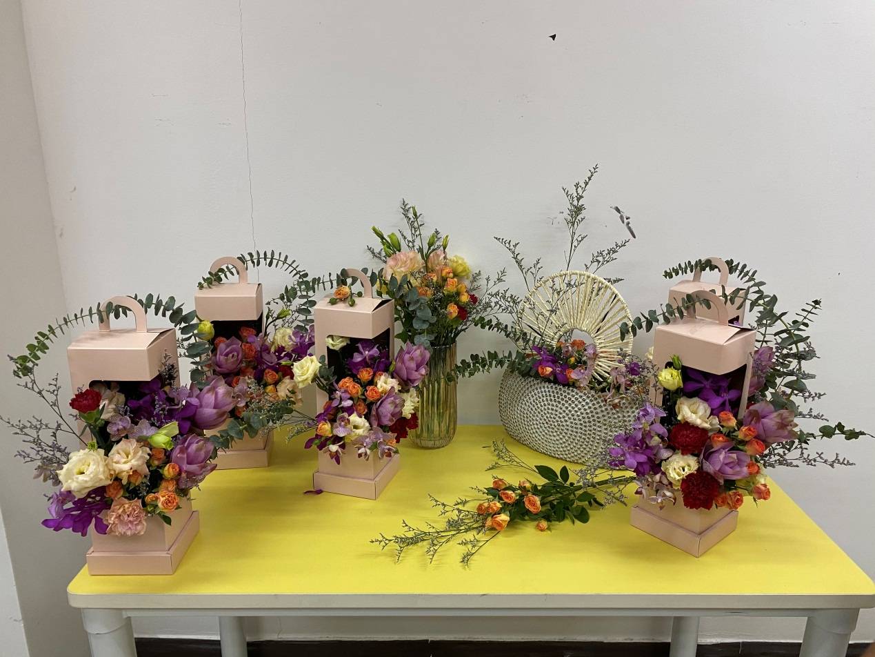 这节插花课太精彩了 看人民街坊巧手插花 共享欢乐时光 广报