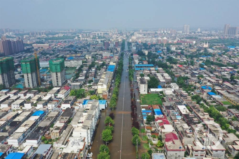 航拍洪水围困的卫辉市天气放晴部分路段积水未退反涨