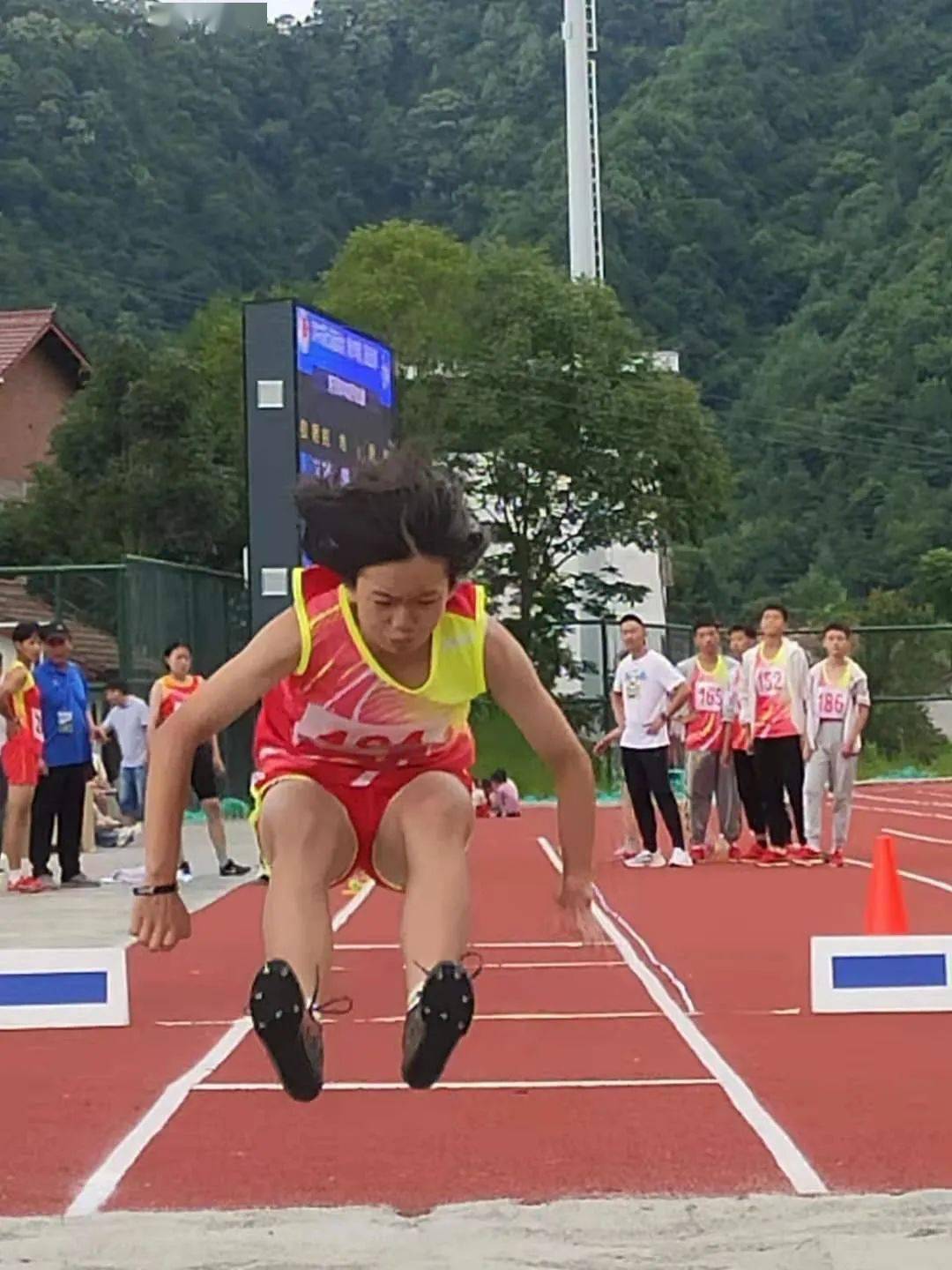 汉中市第七届运动会青少年组田径比赛在留坝营盘开赛