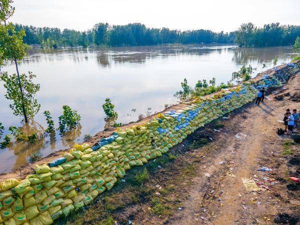 人工"防水墙"打响扶沟县贾鲁河河堤保卫战:至少用了10万个沙袋,都是人