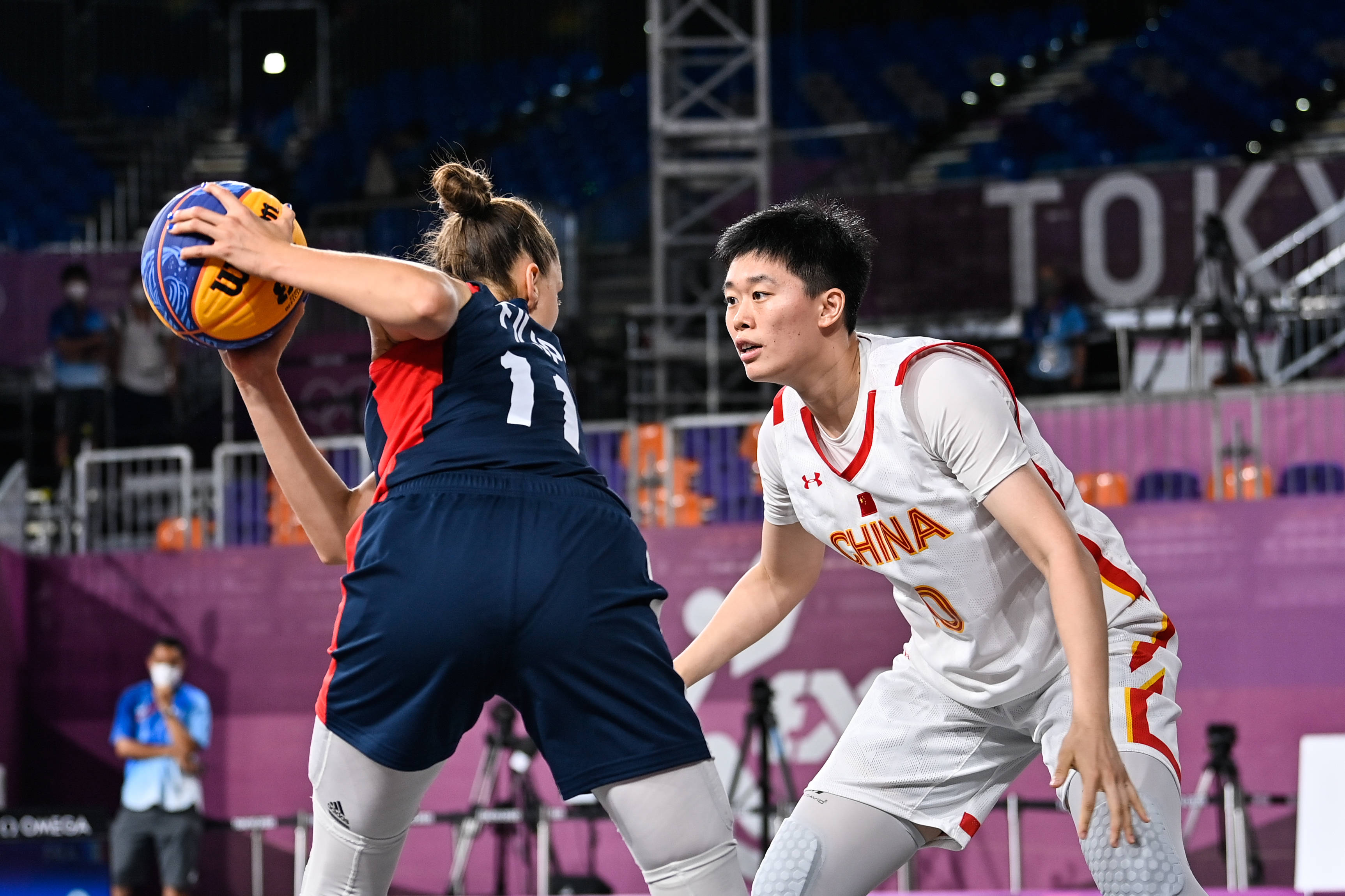 7月25日,中国队球员张芷婷(右)在比赛中防守.