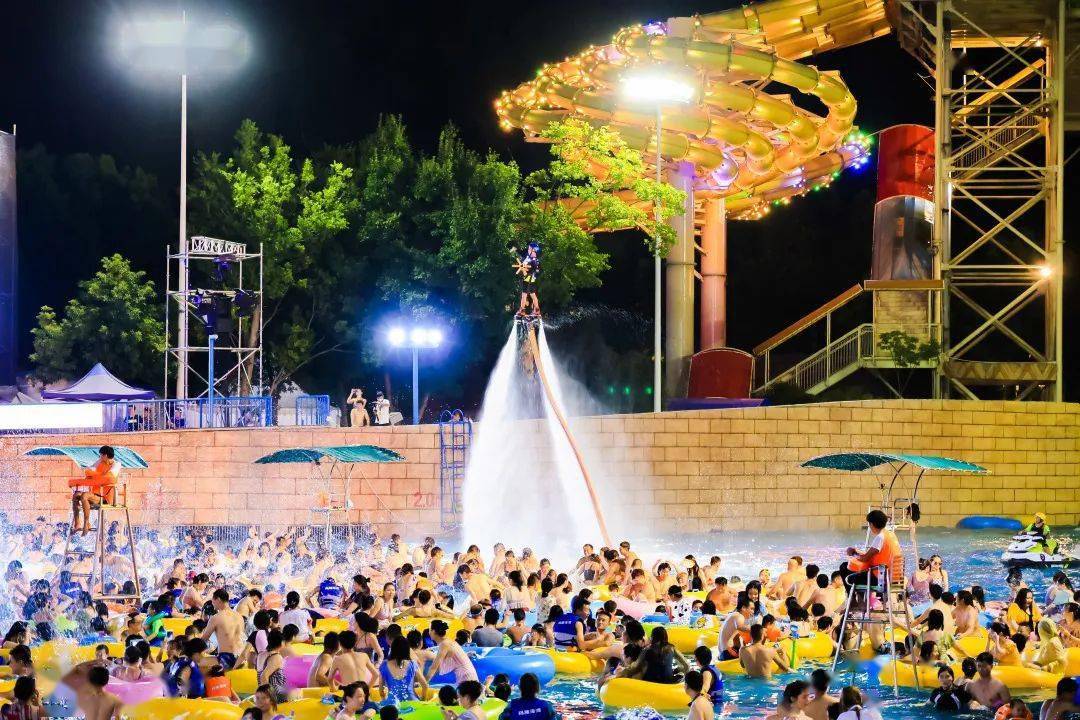 7月24日晚,实力dj tracy助阵玛雅海滩水公园电音节现场
