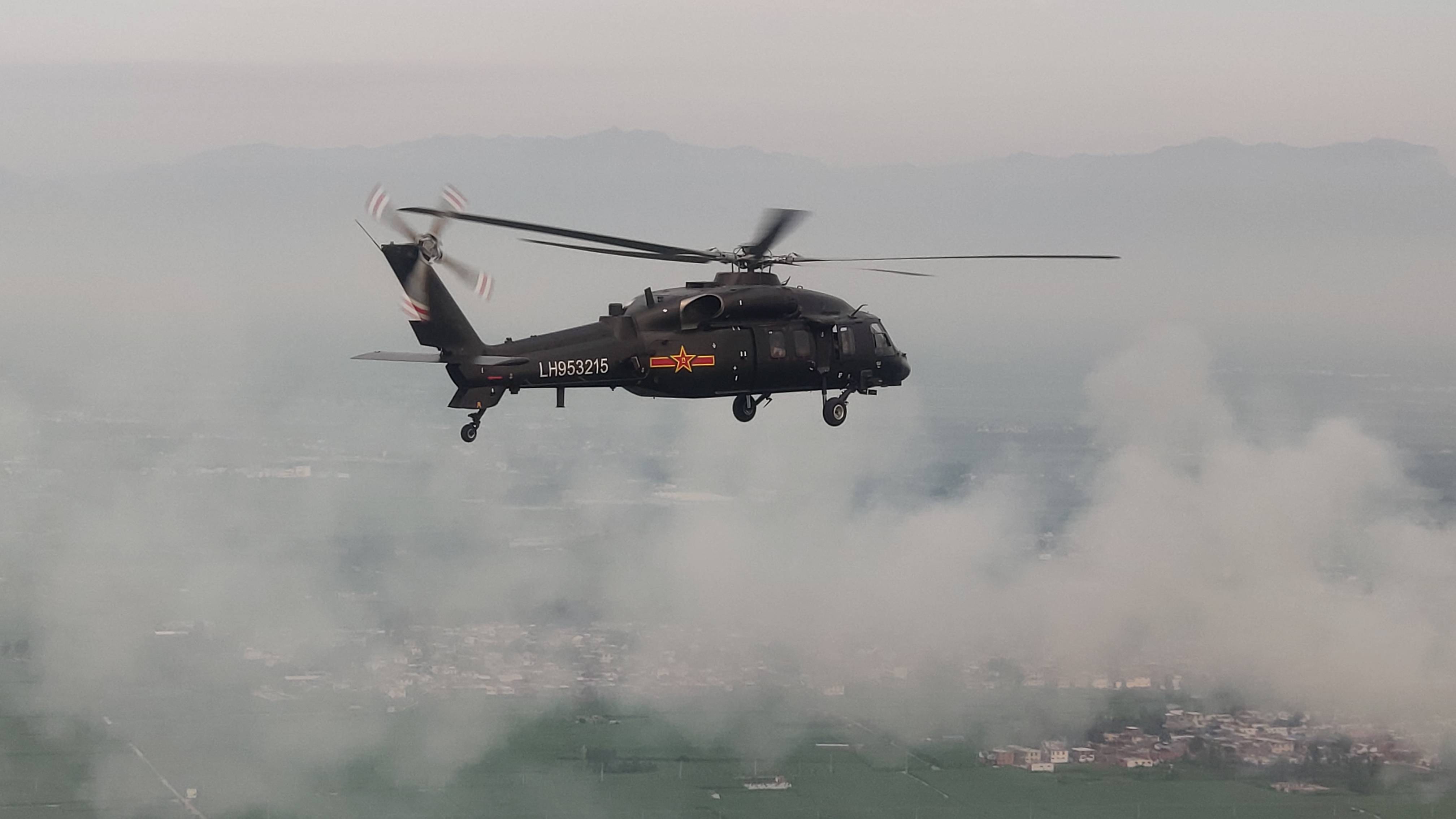 第83集团军某旅首次投入直-20参与防汛救灾任务