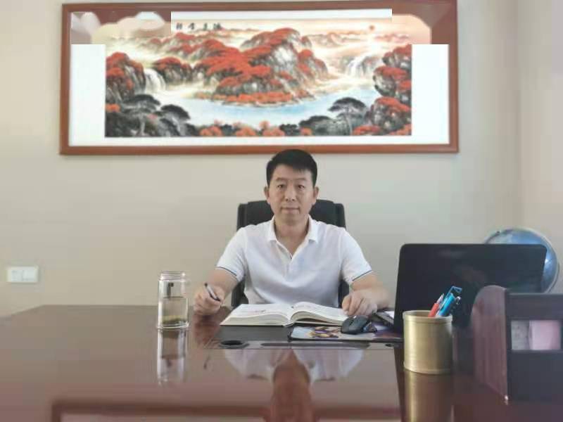 平民英雄京广隧道喊话人侯文超拍车门预警劝几十人弃车逃生