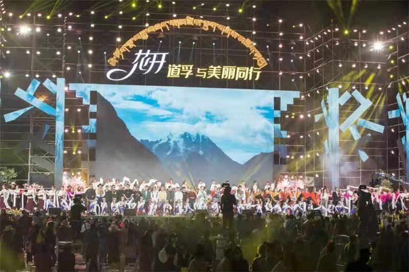 四川道孚县举行第六届安巴文化旅游季文艺晚会