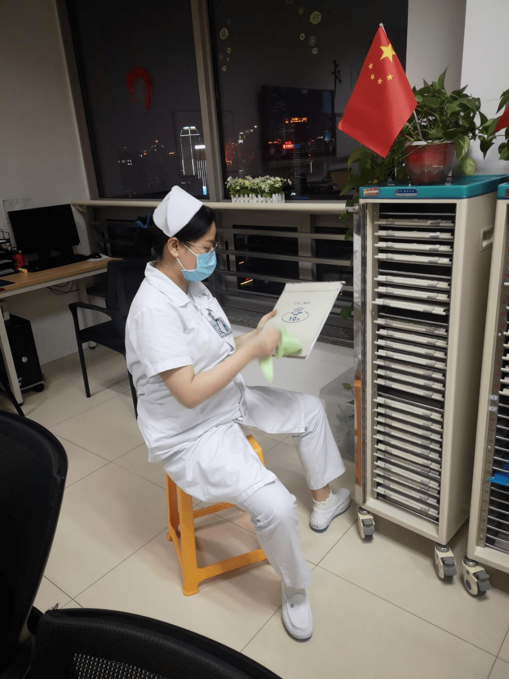 清扫之前,我们就把医生值班室,护士休息室等容易堆积旧物的地方整理