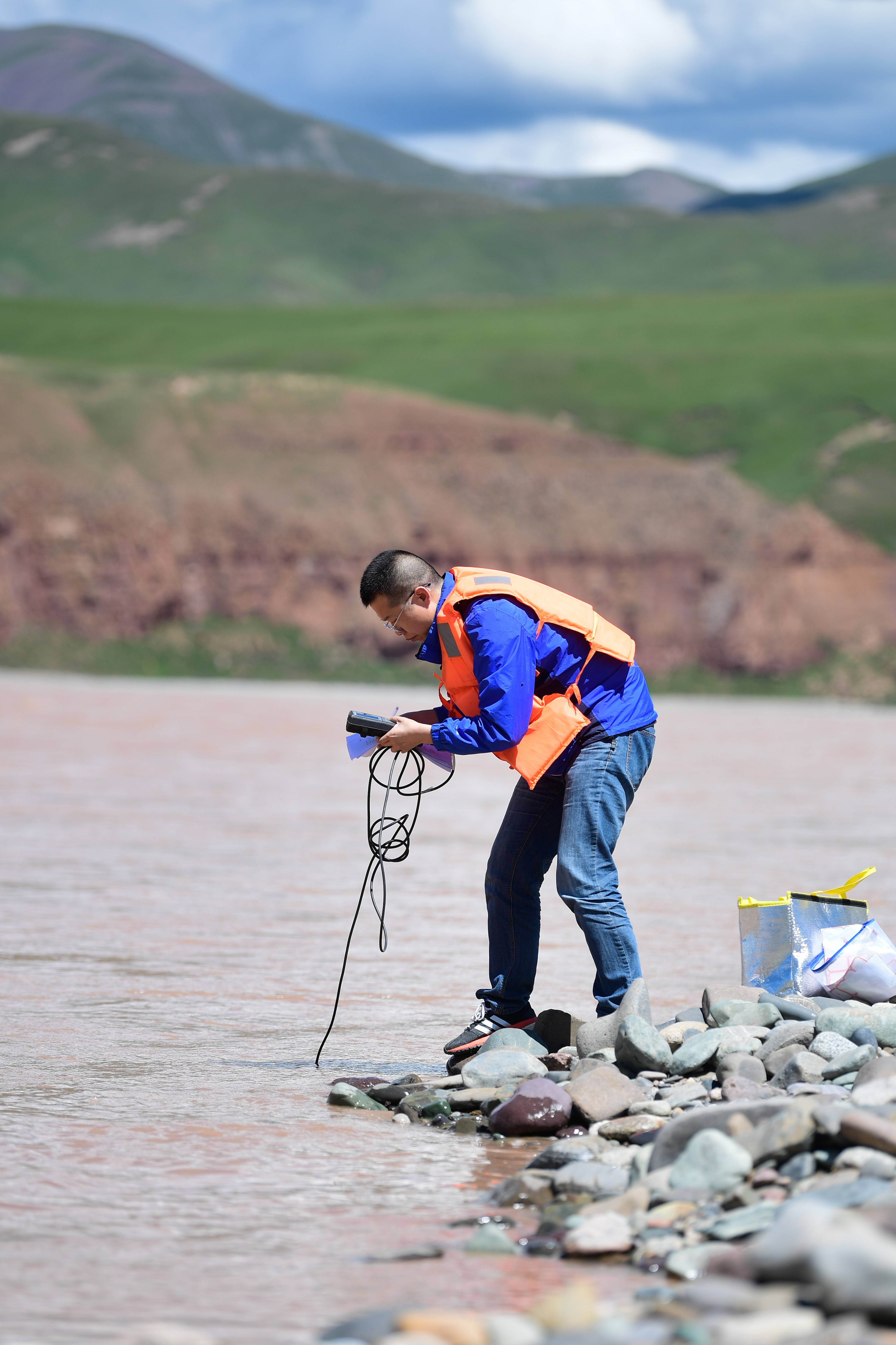 2021年长江源综合科考的科考队员赵良元在通天河流域观测水文(7月24日
