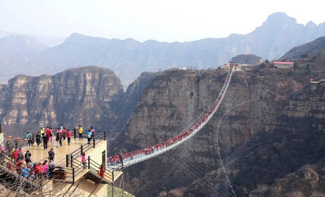 红崖谷玻璃吊桥也称为云天渡,网络征集得来的桥名,位于湖南张家界大