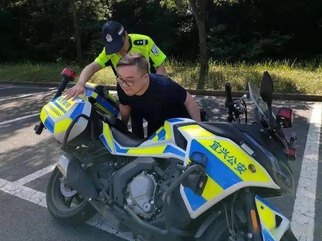 江苏无锡宜兴交警铁骑高温下挥汗坚守护安全
