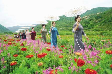 宕昌上演“花田旗袍秀”