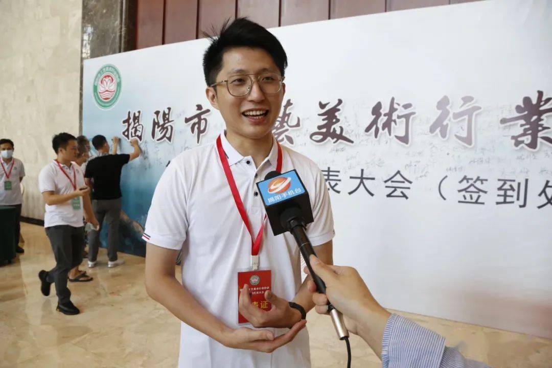 来自磐东街道的许群豪是广东省工艺美术师,揭阳市工