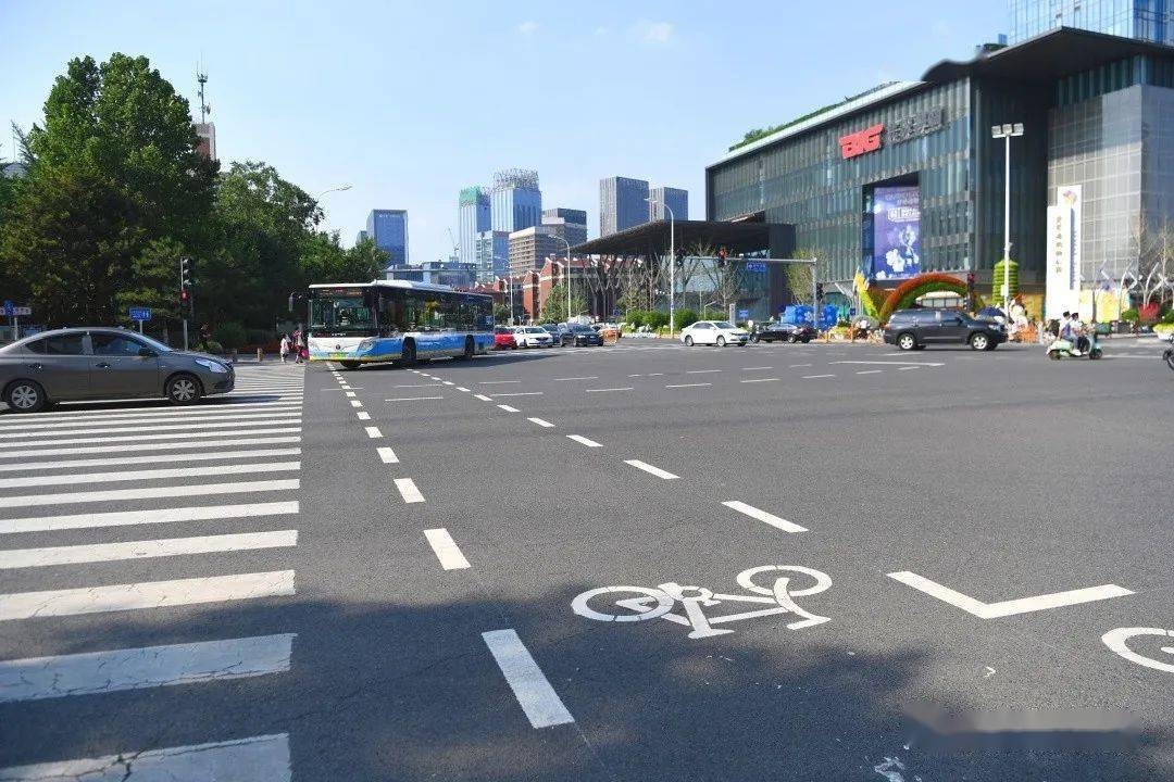 注意副中心这个重要路口划新线啦首个非机动车待行区亮相