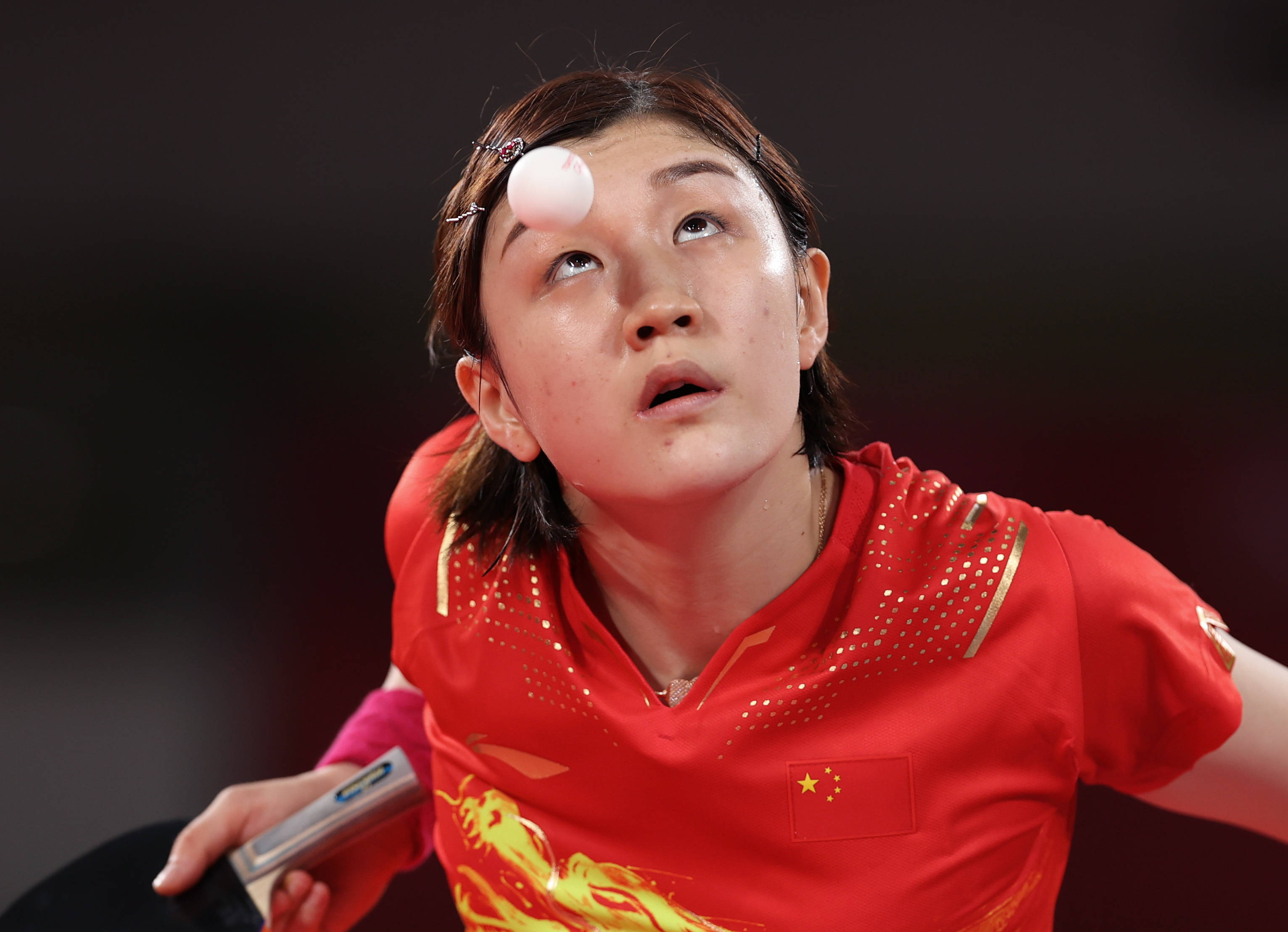 会乒乓球项目女子单打第三轮比赛中,中国队选手陈梦战胜瑞士选手莫雷