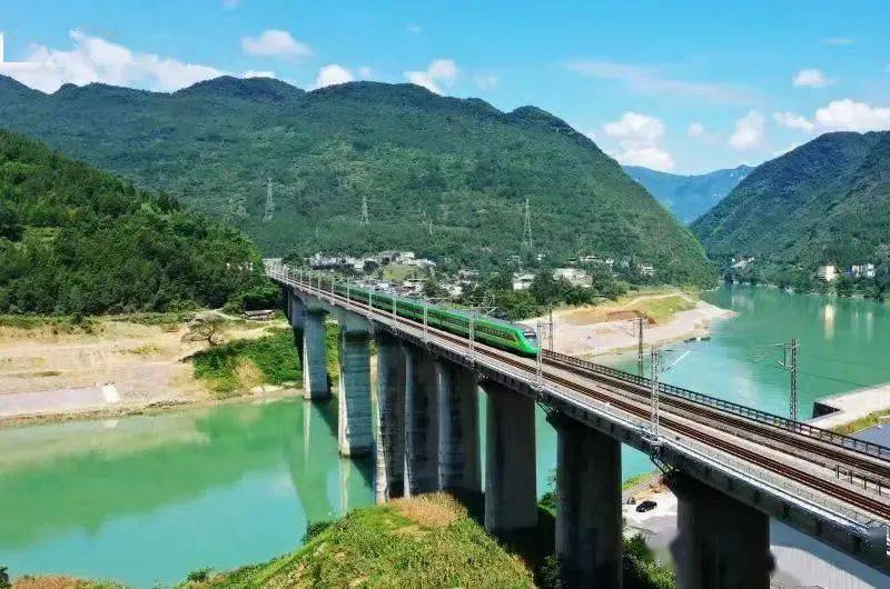 彭水开通动车啦坐上绿巨人畅游武陵山区