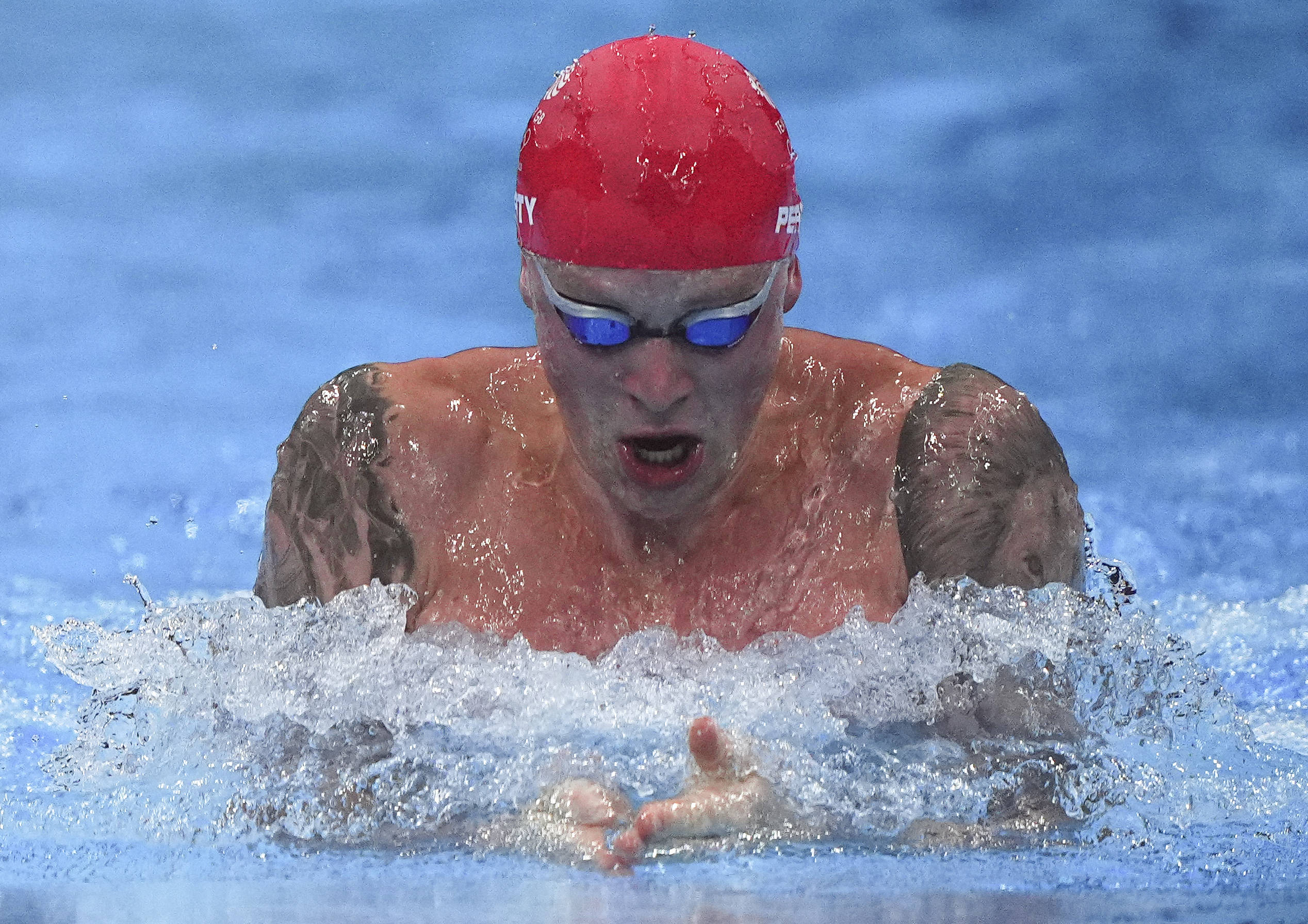游泳—英国选手夺得男子100米蛙泳冠军
