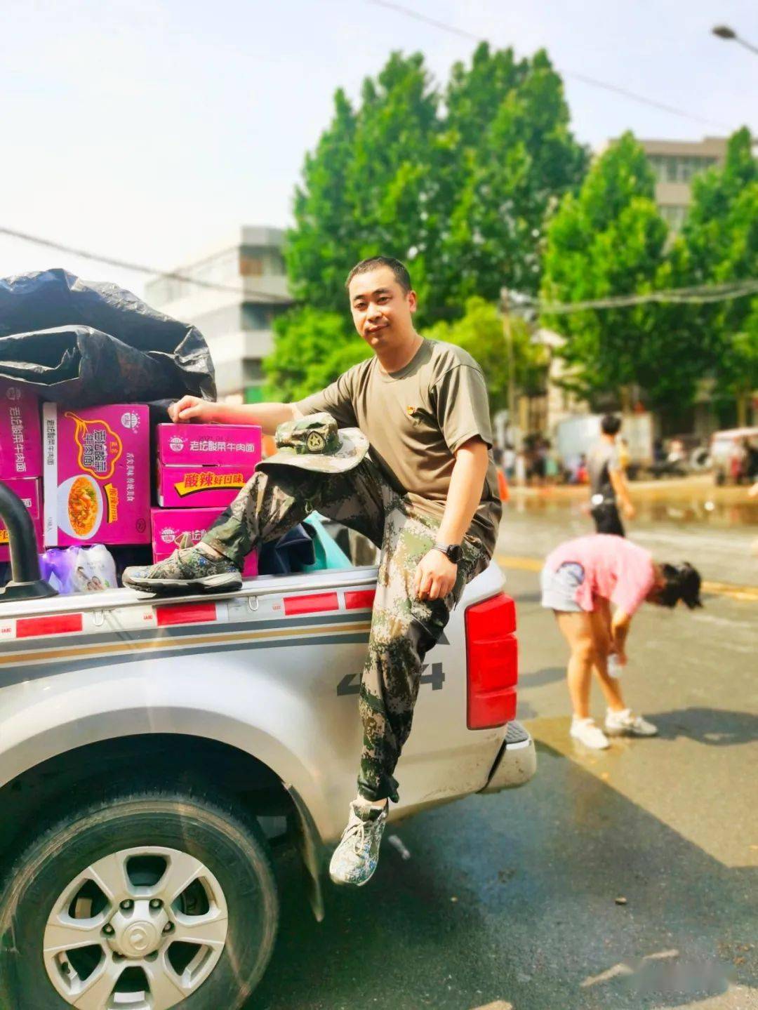 点赞风雨同舟大义在肩确山各界人士踊跃驰援灾区