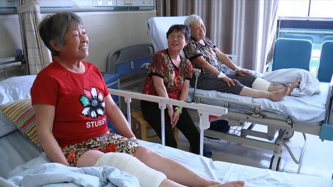 【加起来147岁】妈妈女儿一起换骨头_膝关节
