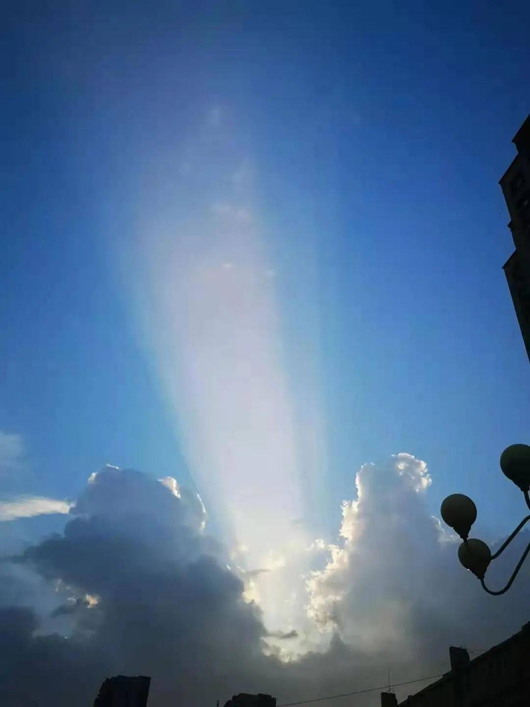菏泽天空现丁达尔效应!另外,台风"烟花"或对菏泽产生较大影响.