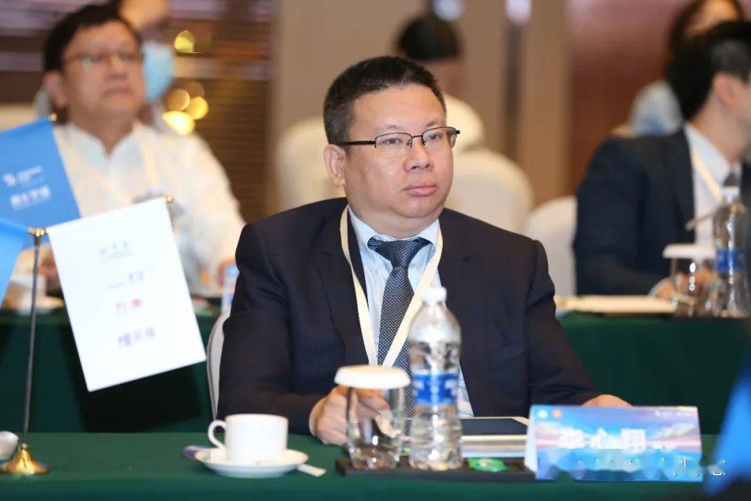 青年医师的表现表示高度赞扬和肯定,并希望青年外科医生能够继续努力