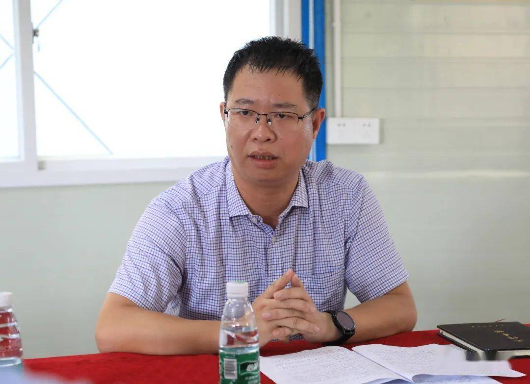 何霭强调,要以"产业发展项目建设年""六比一看"等