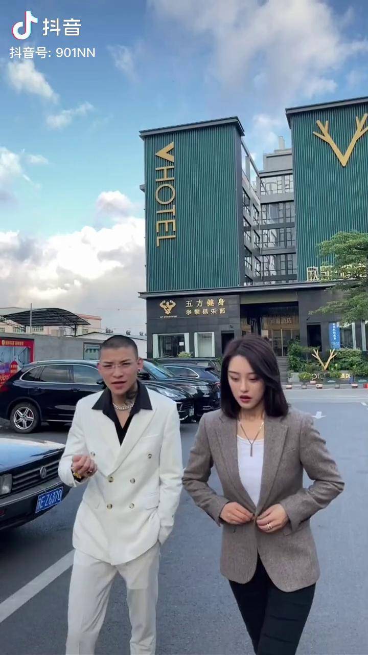 这局精神小伙赢正经的攀娘精神小伙大战潮男