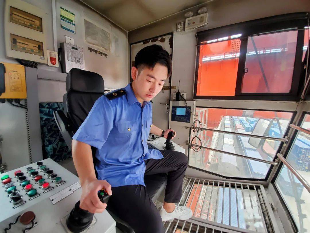 帅稳准狠的90后龙门吊司机