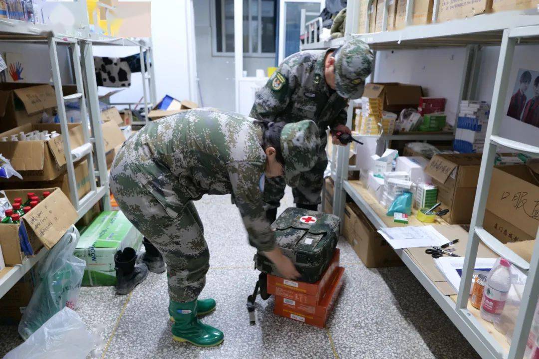 点02为几位军医深深地鞠了一躬在志愿者搀扶下赵新磊擦拭着眼泪"谢谢