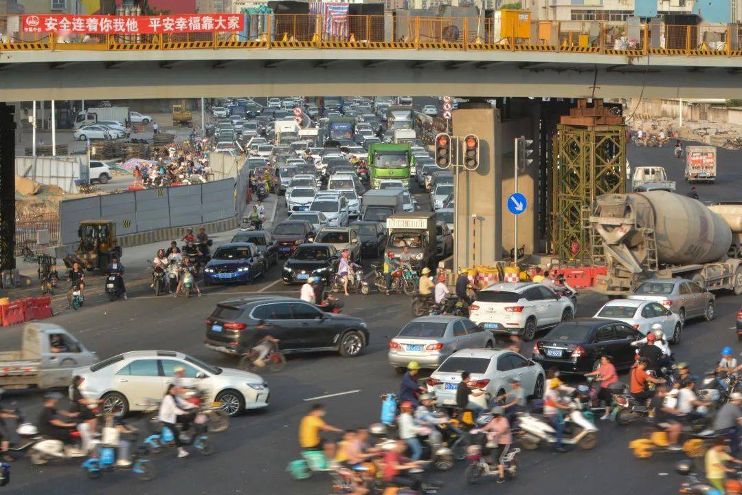 黃河金環路口交通高峰期卡頓網紅高架橋堵車的原因是