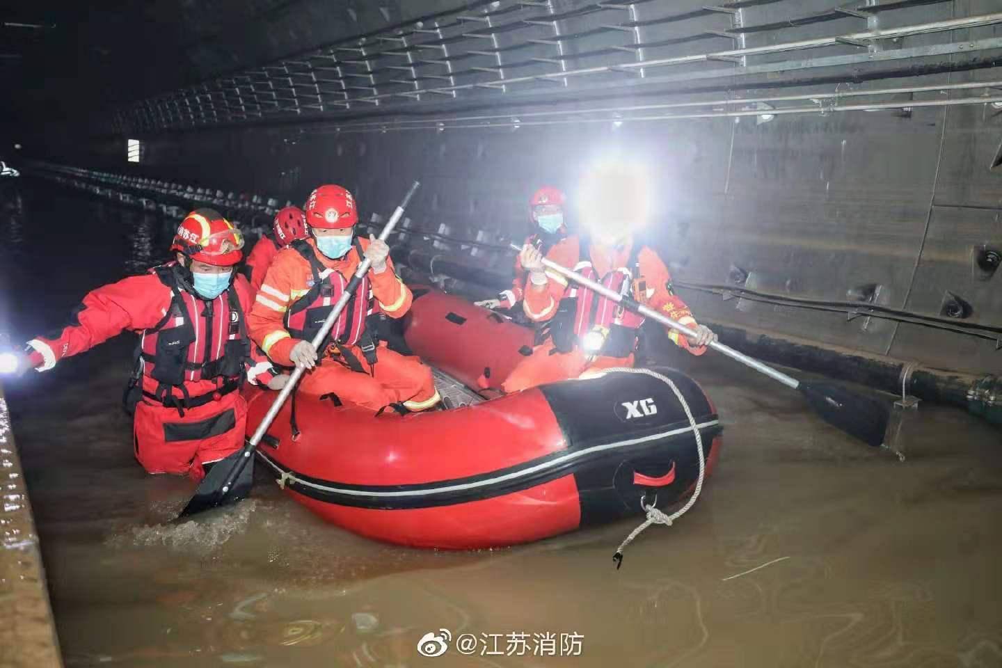 多地消防支队支援郑州地铁5号线排涝,有站点井道水深七八米