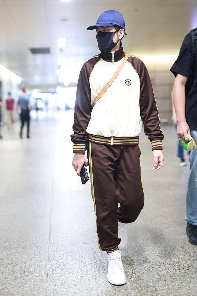 连体|萧敬腾穿Gucci运动套装高帮小白鞋 时尚利落