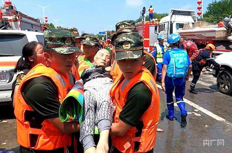 河南新乡卫辉市城区积水有所下降 各方抢险队伍继续开展救援