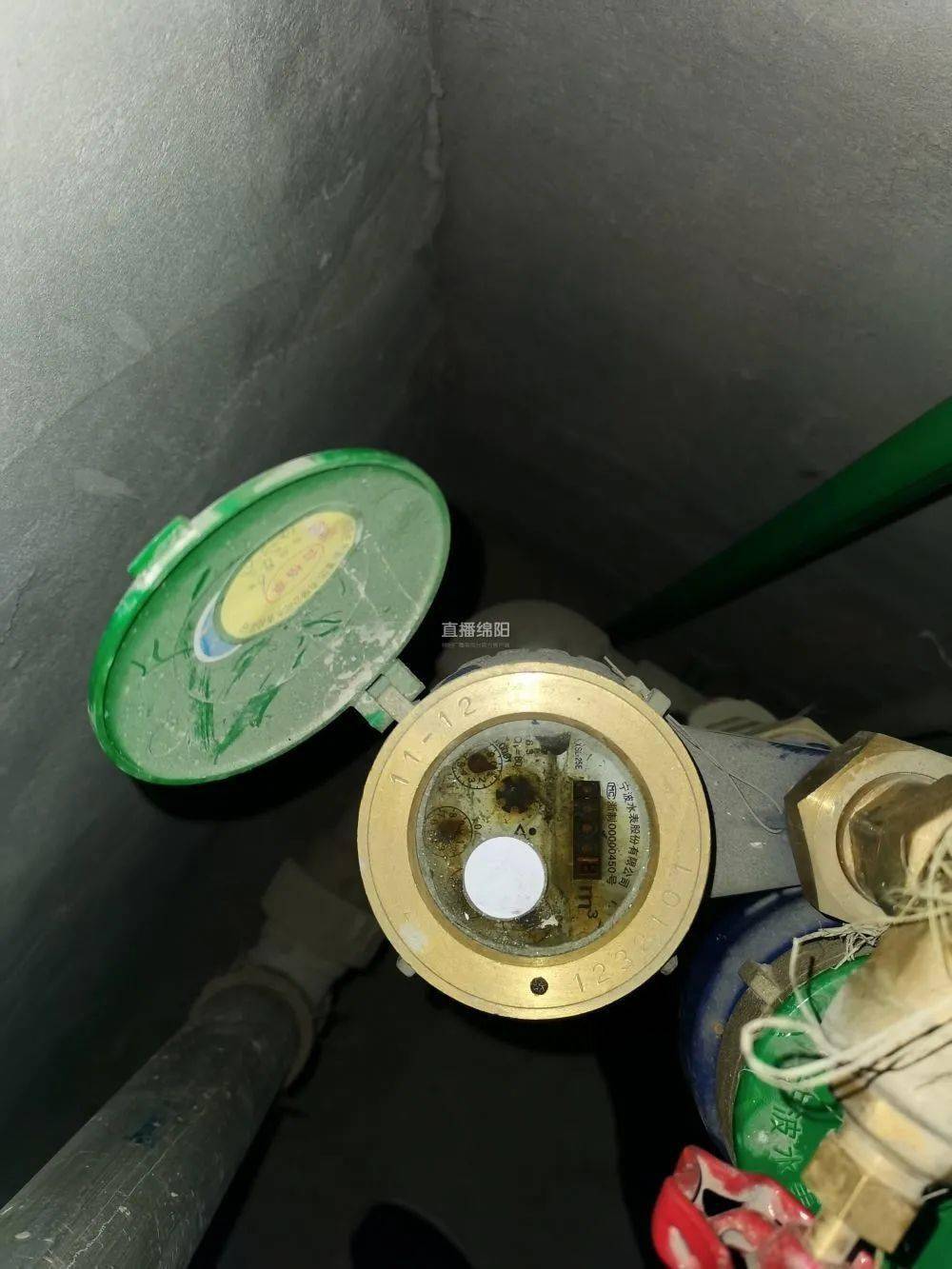 为了了解水表计量的真实原因,记者联系市水务集团的工作人员,再次来到