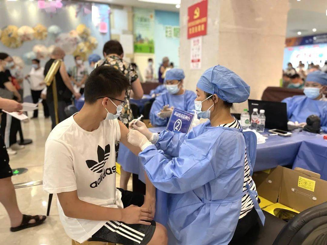 市民在青秀区临时接种点接种新冠疫苗.