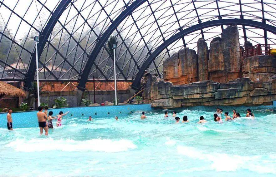 图/悦兮半岛夏日里泡温泉,不失为消暑的好方法,但既想泡温泉,又想去水