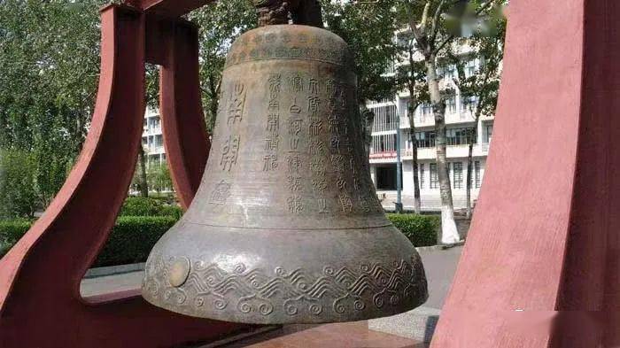 校殇日南开鸣响校钟_大钟