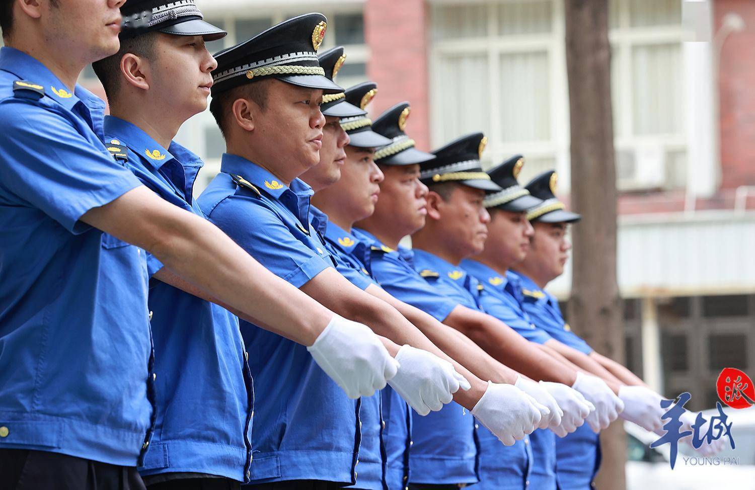 城管分局的王毅斌在确保完成日常执法工作外,每周都要参加一次军训