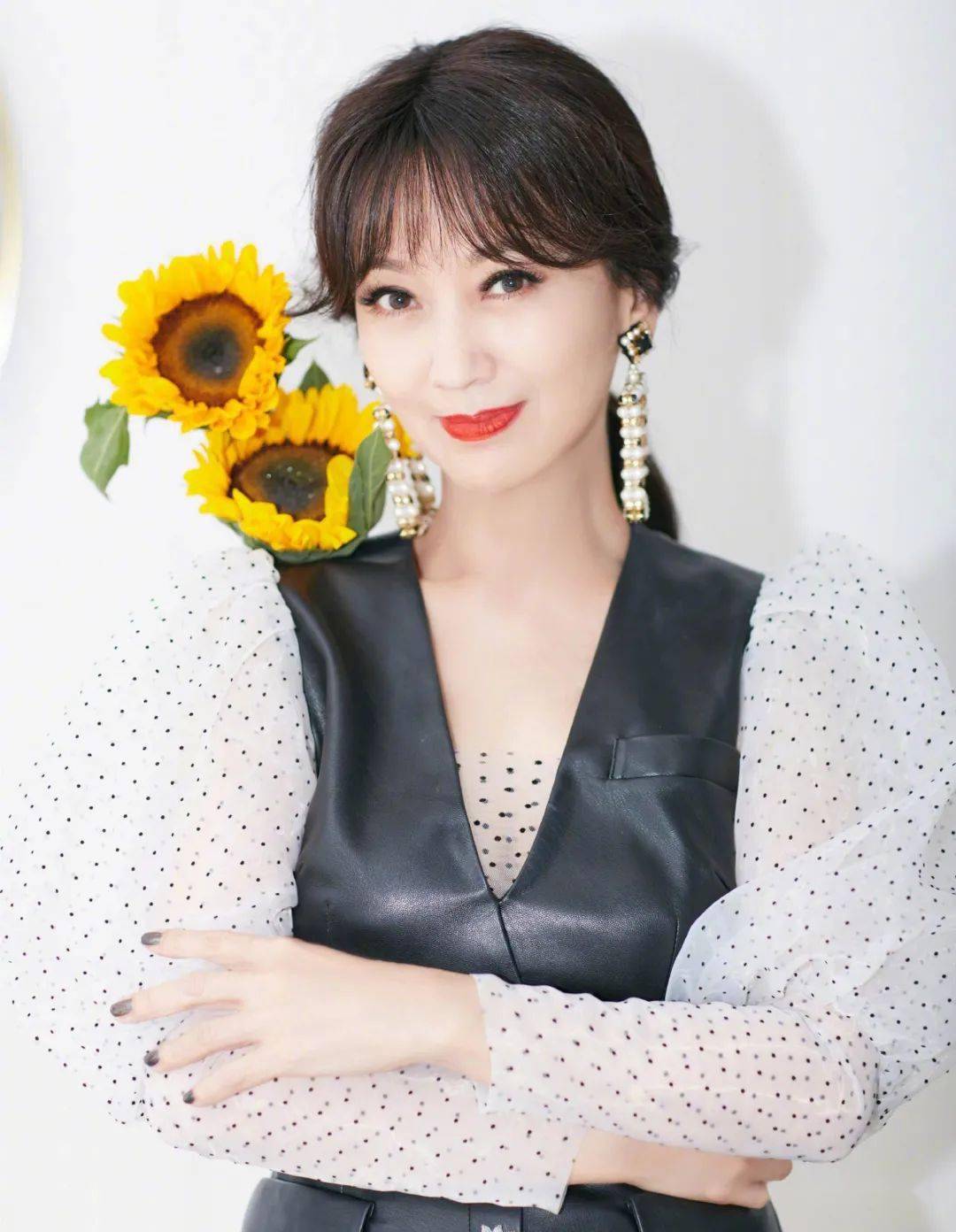 66岁不老女神赵雅芝活动生图曝光,浓妆艳抹难掩脸部皱纹,与精修图差距