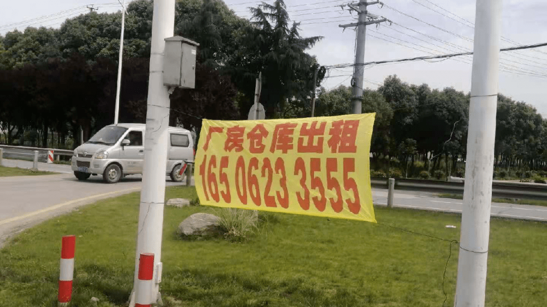 发现342省道沿线各路口屡有擅自设置厂房招租布幅的情况,在6月8日,6月