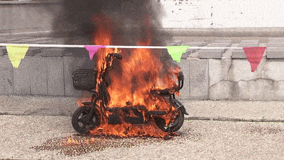 绿色家园电动车燃烧惊呆群众莱山消防现场教学