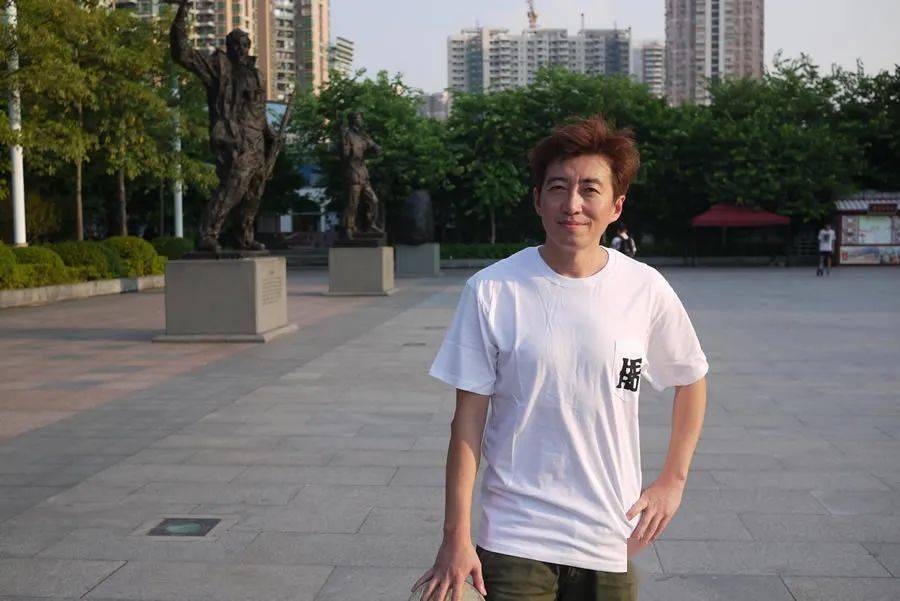 央视采访田军中国首位奥运滑板裁判