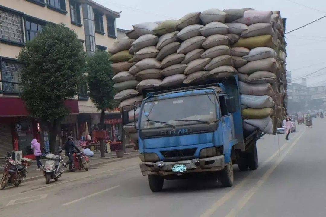 05缩短公路桥梁使用寿命在超限超载车辆的破坏下,路面会发生结构性的