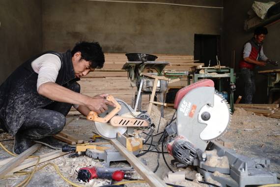 6月9日,日喀则市桑珠孜区一名工人正在用机器加工藏式家具.
