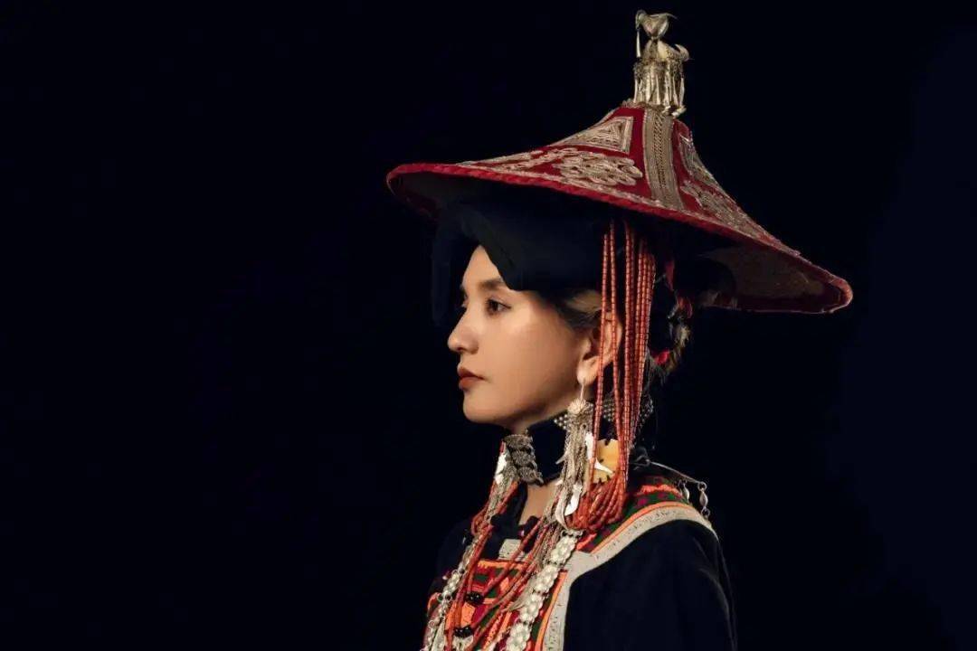 从宁蒗到伦敦的彝族姑娘留英设计师龙红紫娓