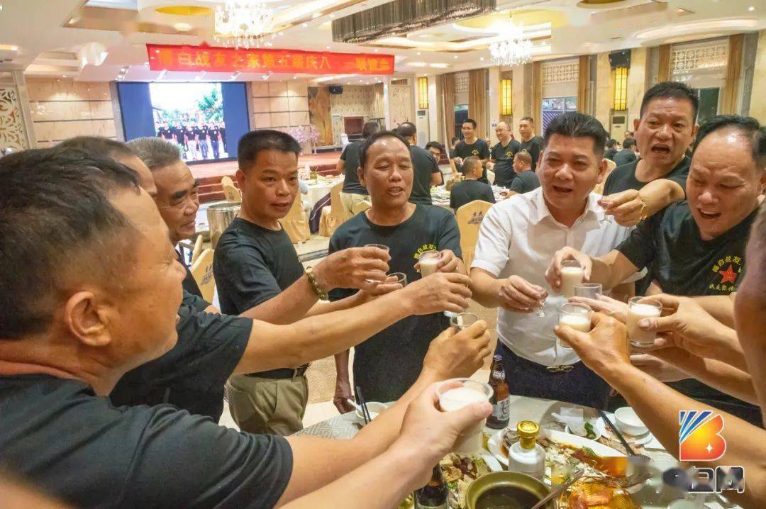 博白近百名兵哥哥欢聚一堂,举杯叙旧……_战友
