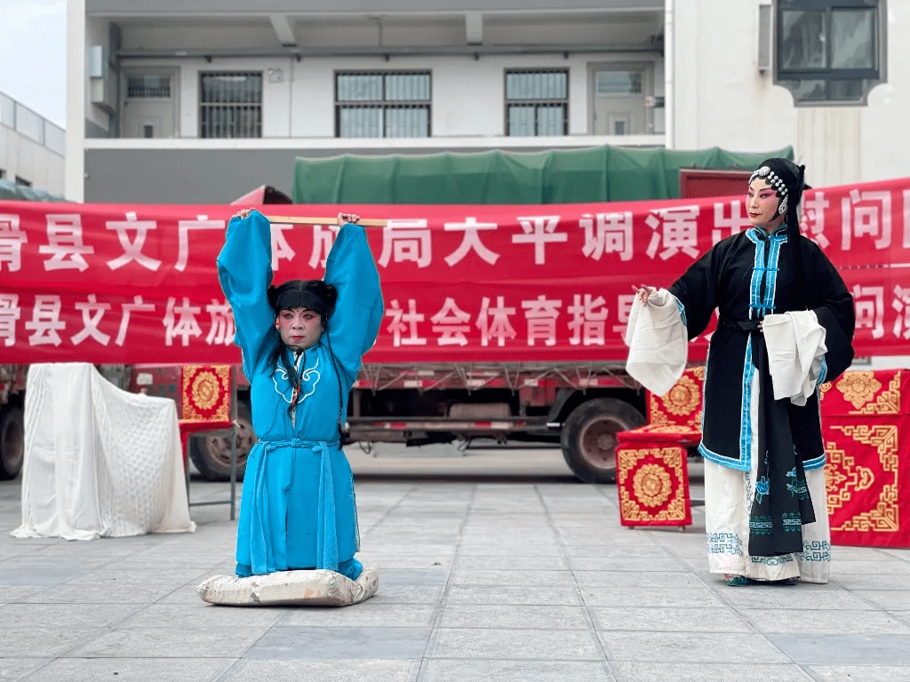 滑縣大平調劇團到道口鎮抗大初中安置點慰問演出