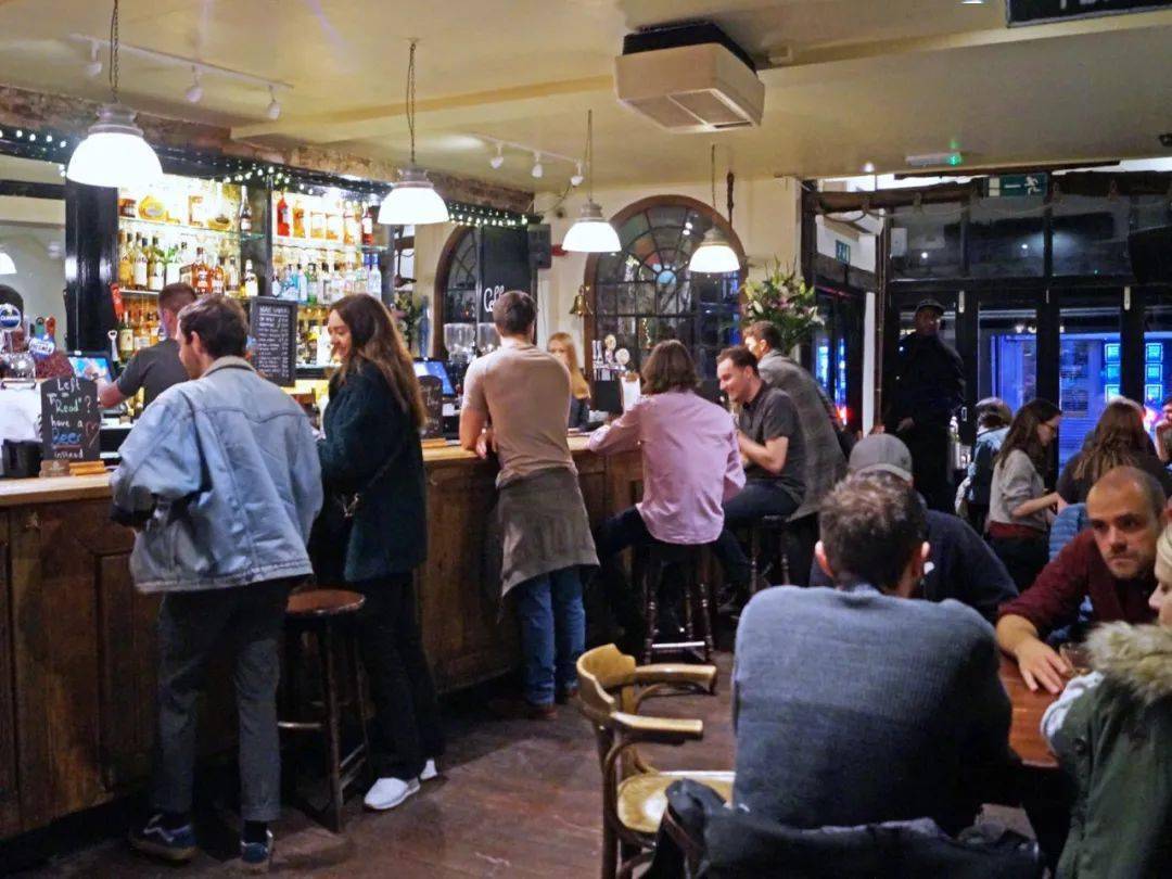 更加入现代化的服务与餐饮品质,找回英国人根深蒂固的酒吧文化