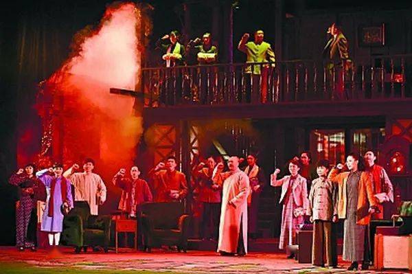 由琼台师范学院师生主创主演的海南高校首部原创红色舞台剧《光耀琼崖