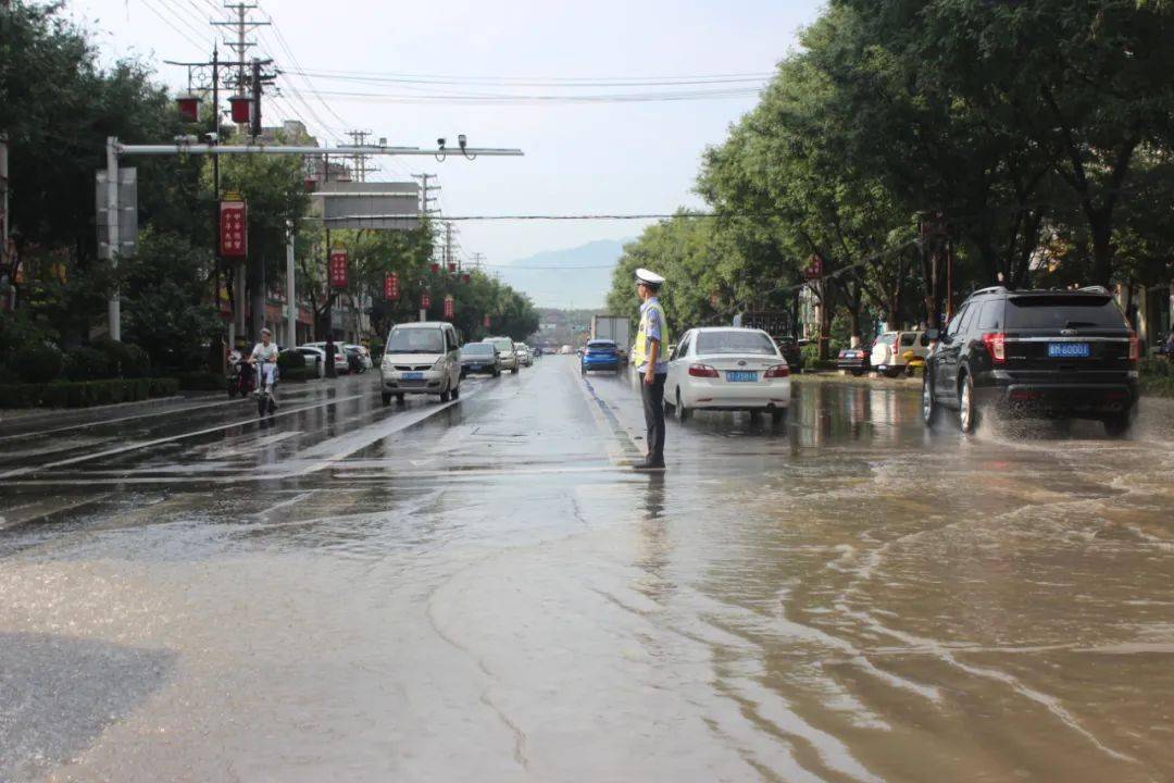 稷山街头暴雨中这一幕.