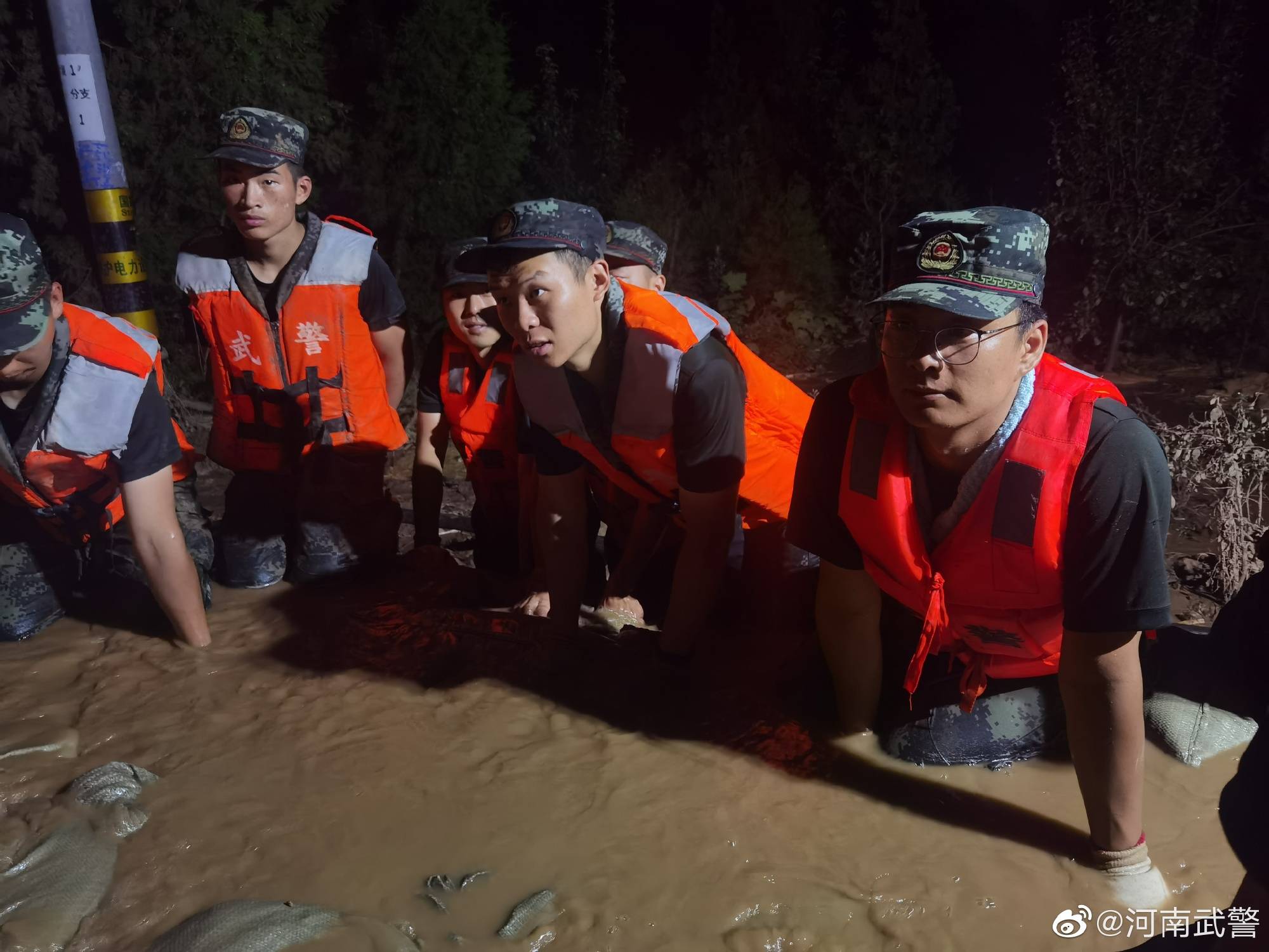 河南鹤壁浚县西陈村堤坝突发管涌武警官兵与地方群众紧急筑坝